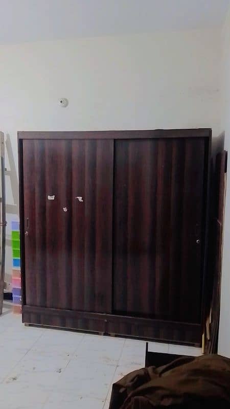 wardrobe for sell sliding doors but need oiling 5