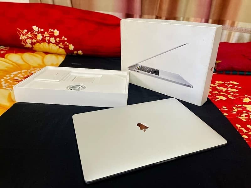 (2018) CORE I7 (16gb/512gb SSD) (4gb GRAPHICS CARD) MACBOOK PRO 15.4’’ 1