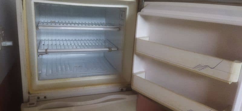 Genuine dawlance Fridge in used,well maintained nd excellent condition 5