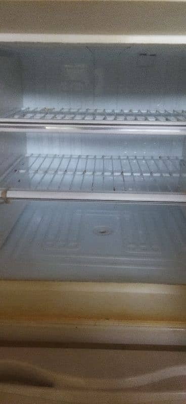 Genuine dawlance Fridge in used,well maintained nd excellent condition 6