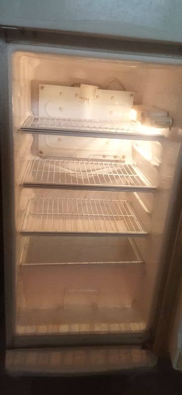 Genuine dawlance Fridge in used,well maintained nd excellent condition 8