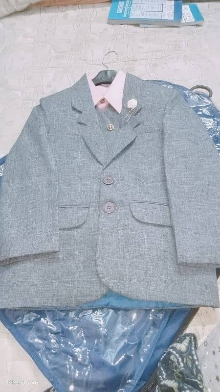 coat pent 3 pecs suits 3.4 br wear kiye hain size chota hogaya Hy 3