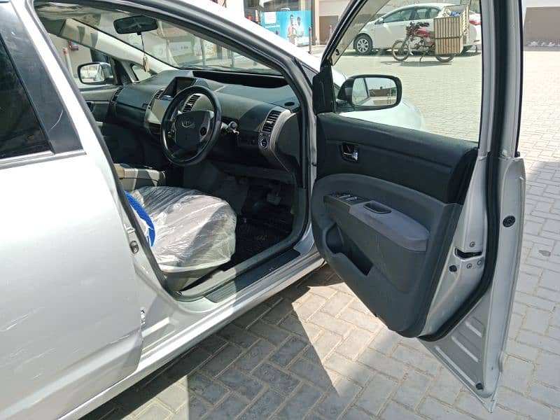 Toyota Prius Alpha 2010,2013 1