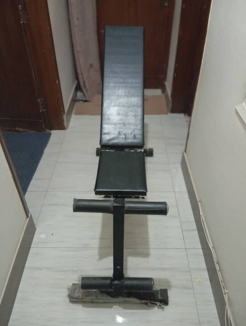 SLIGHTLY USED GYM BENCH FOR SALE IN NEW GOOD CONDITION 0