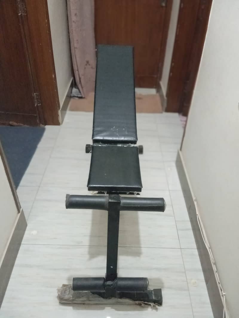 SLIGHTLY USED GYM BENCH FOR SALE IN NEW GOOD CONDITION 1