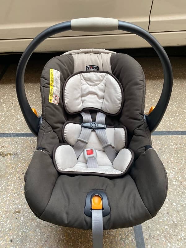 2 Items chicco & Mom squad Baby-cot/car-seat for sale good condition 0