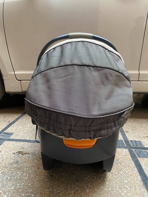 2 Items chicco & Mom squad Baby-cot/car-seat for sale good condition 1