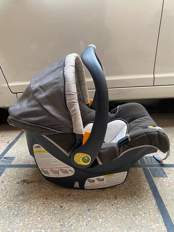 2 Items chicco & Mom squad Baby-cot/car-seat for sale good condition 3