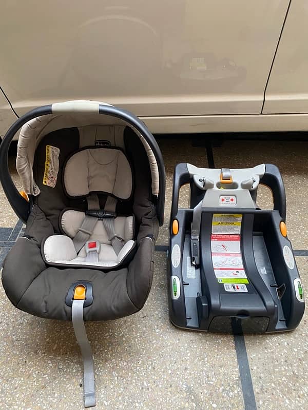 2 Items chicco & Mom squad Baby-cot/car-seat for sale good condition 4