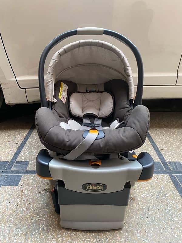 2 Items chicco & Mom squad Baby-cot/car-seat for sale good condition 5