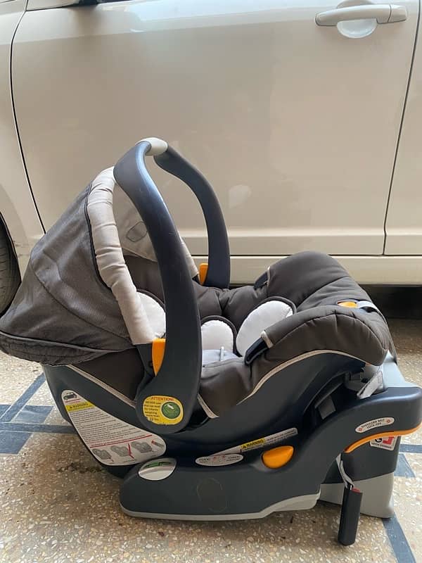 2 Items chicco & Mom squad Baby-cot/car-seat for sale good condition 6