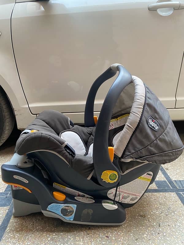 2 Items chicco & Mom squad Baby-cot/car-seat for sale good condition 7