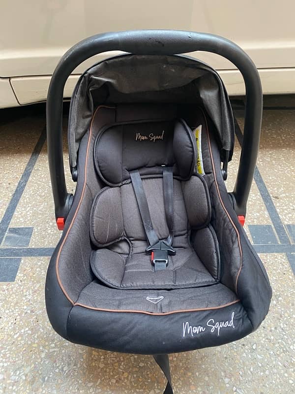 2 Items chicco & Mom squad Baby-cot/car-seat for sale good condition 8