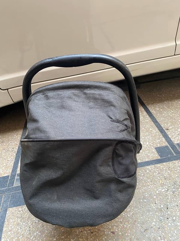 2 Items chicco & Mom squad Baby-cot/car-seat for sale good condition 10