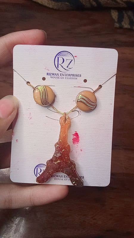 Resin pendant and its elegant 0