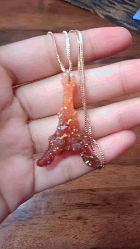 Resin pendant and its elegant 3