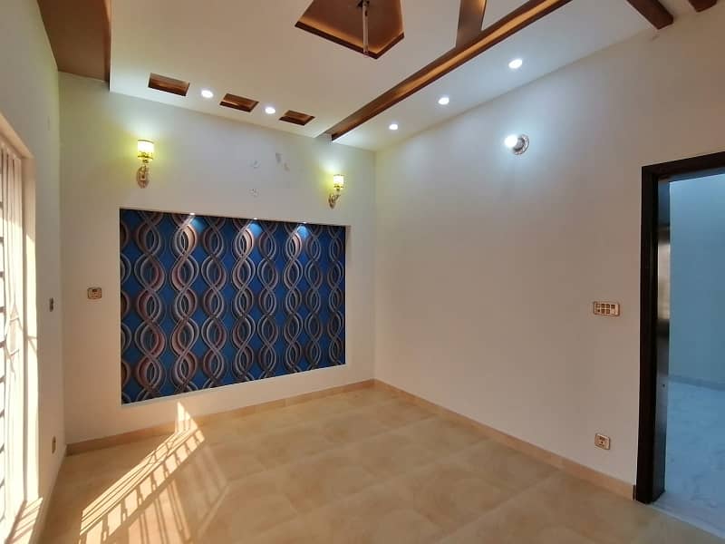 In Gulshan-e-Ravi 10 Marla House For sale 2