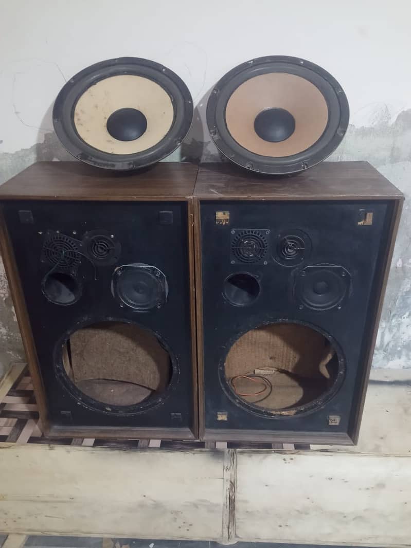 Akai 12 inch speakers Made in Jappan okay work good condition 2