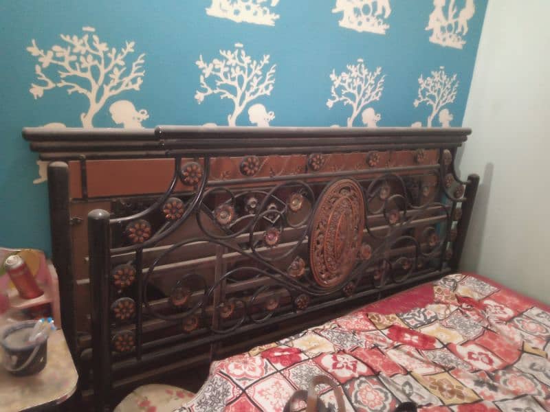 Rod iron bed ,big size,in a good condition. 1