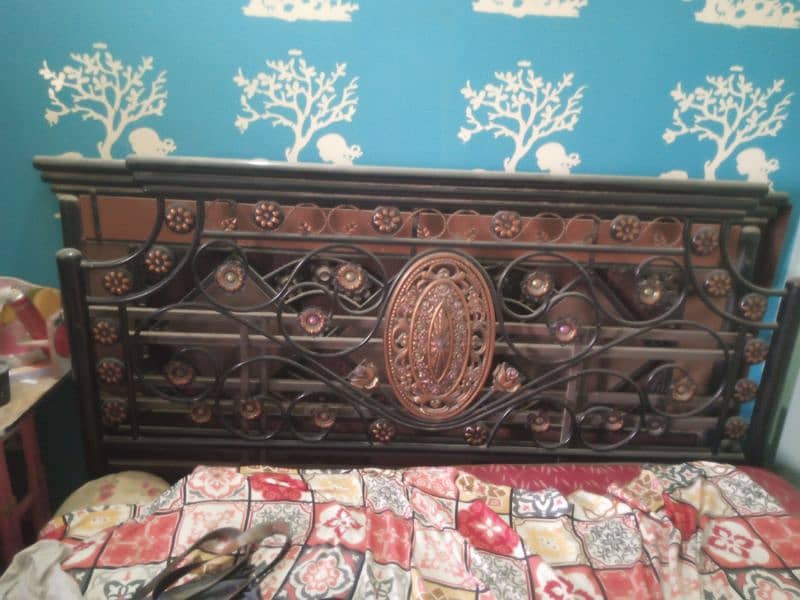 Rod iron bed ,big size,in a good condition. 2