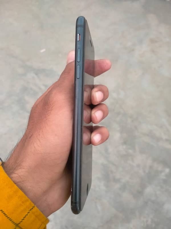 iPhone 7Plus 128 PTA 4