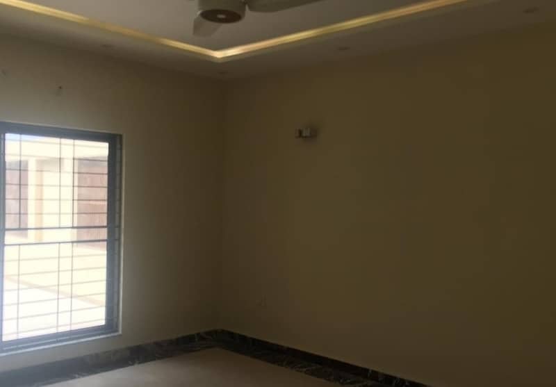 01 KANAL DESIGNER LUXURY UPPER PORTION AVAILABLE FOR RENT 8