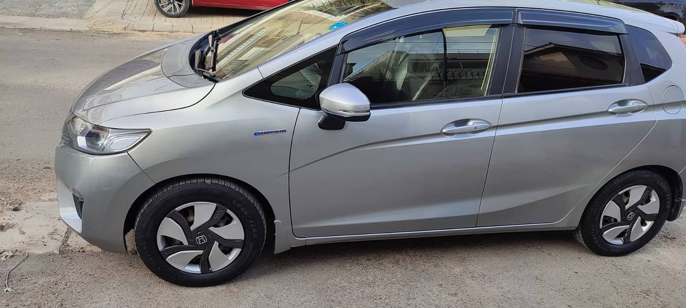 Immaculate Honda Fit 1.5 Hybrid GP5 - An Enthusiast's Dream Car! 3