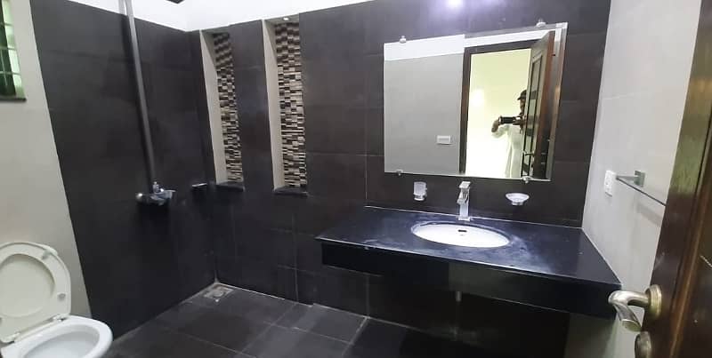 01 KANAL DESIGNER LUXURY UPPER PORTION AVAILABLE FOR RENT 6