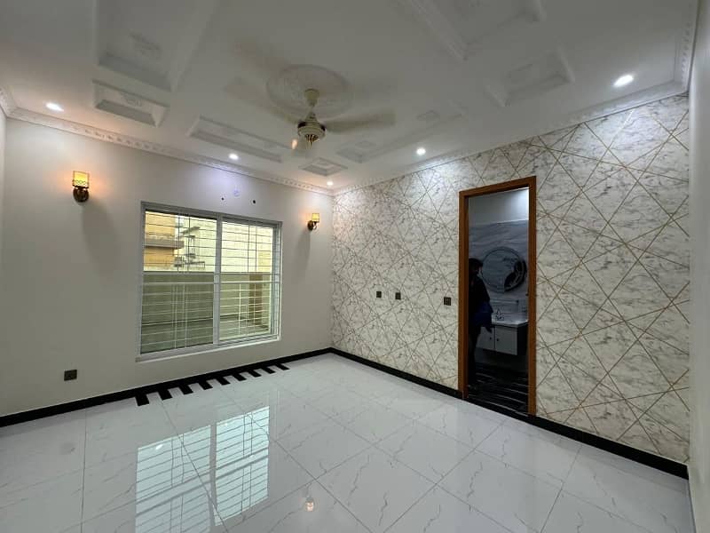 Prime Location House For Grabs In 10 Marla Lahore 1