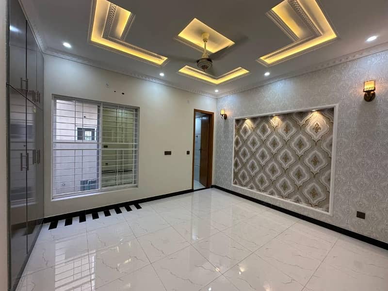 Prime Location House For Grabs In 10 Marla Lahore 3