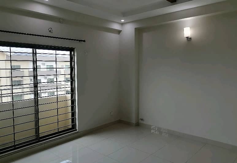 10 Marla Flat In Askari 11 - Sector B Is Available For rent 1