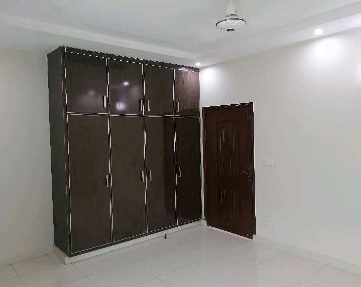 10 Marla Flat In Askari 11 - Sector B Is Available For rent 4