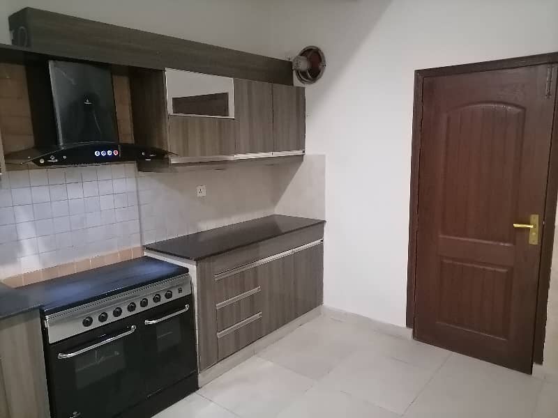 10 Marla Flat In Askari 11 - Sector B Is Available For rent 9