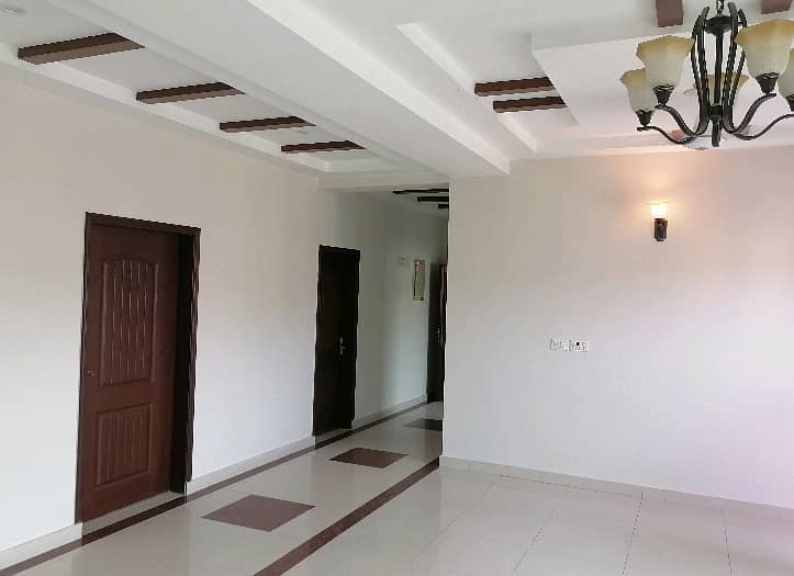 Flat Of 10 Marla In Askari 11 - Sector B For Rent 2