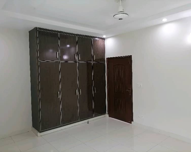 Avail Yourself A Great 10 Marla Flat In Askari 11 - Sector B 1