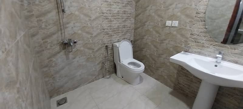 12 MARLA 4 BEDROOM FLAT FOR RENT 5