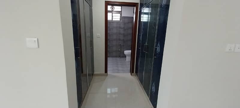 12 MARLA 4 BEDROOM FLAT FOR RENT 12