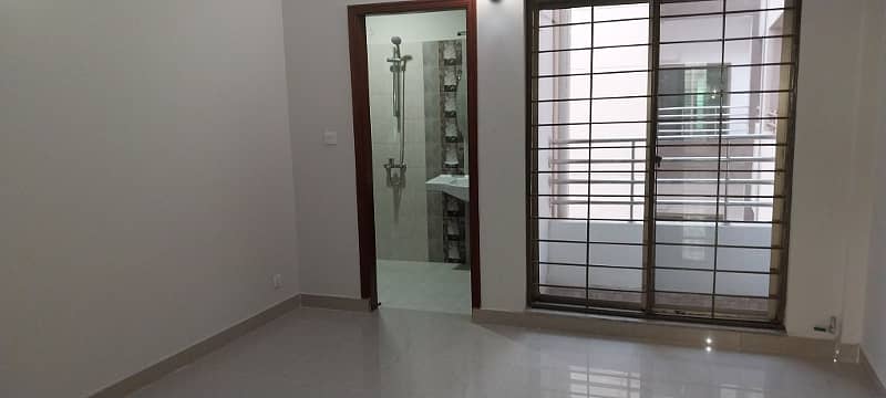 12 MARLA 4 BEDROOM FLAT FOR RENT 25