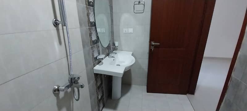 12 MARLA 4 BEDROOM FLAT FOR RENT 28