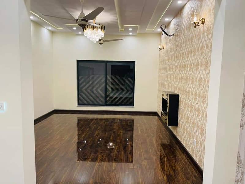 10 Marla House For Rent in Bahria Town Lahore. 16