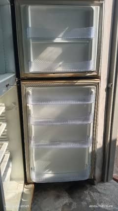 pel full size refrigerator good working achi condition hai