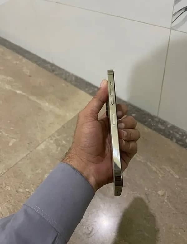 Iphone 14 pro max Gold JV 4