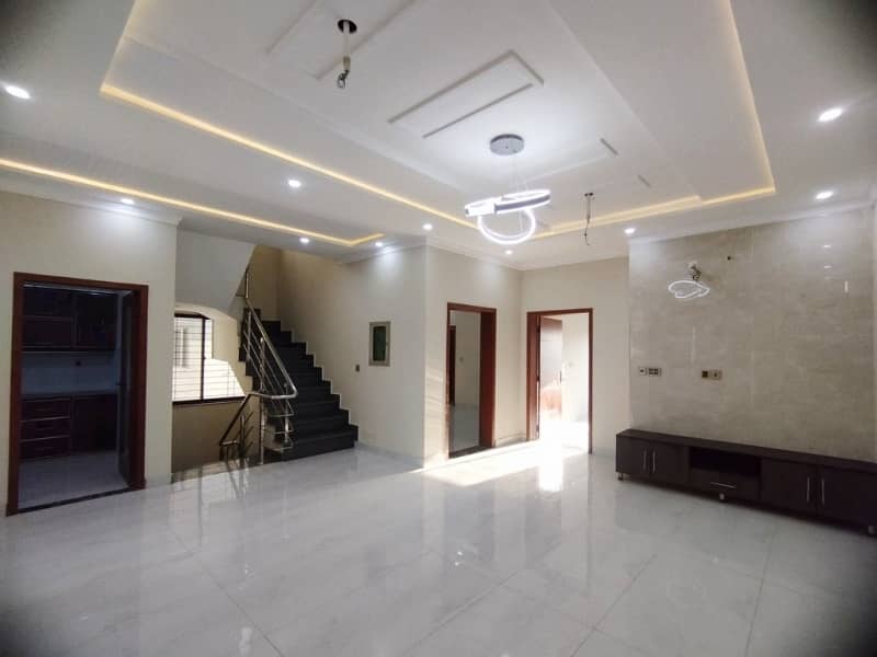 In LDA Avenue 10 Marla House For Sale 26