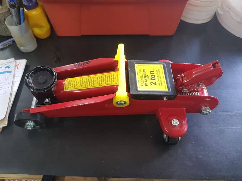 2 Ton Trolley Jack 1