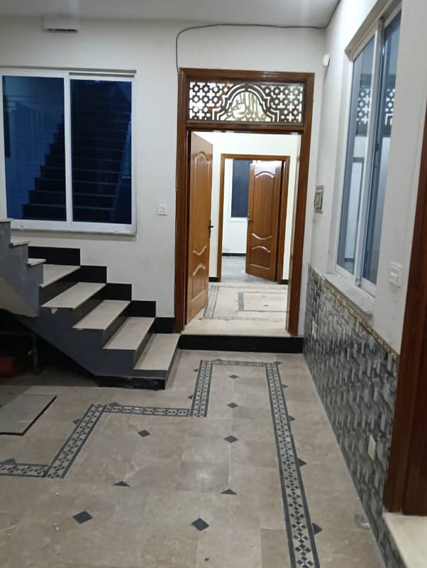 Double story house for rent. Location paris city h block. 3