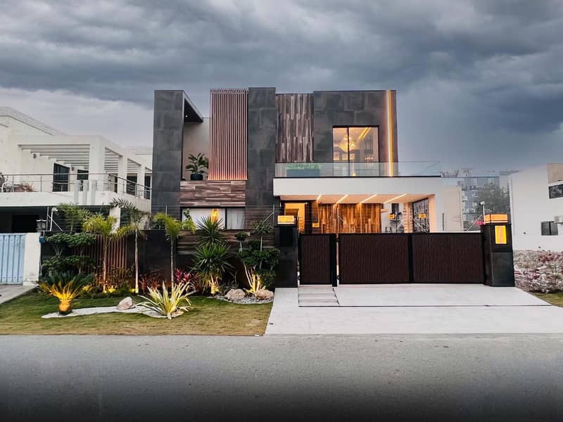 DREAM HOME OFFERS one kanal Modern House Is Available For Rent In DHA Phase 5 Lahore At Super Hot Location. 1