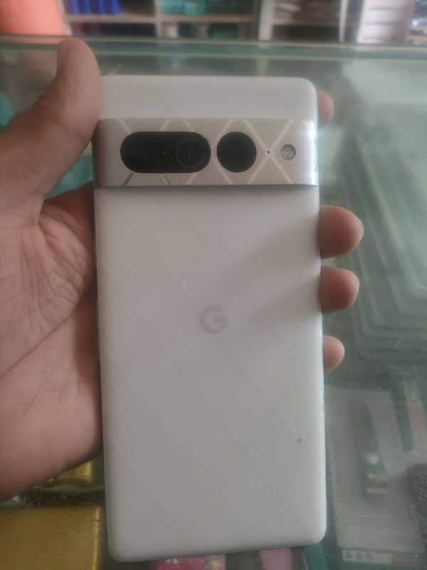 google pixel 7 pro  12 GB  RAM. 256GB ROM 4