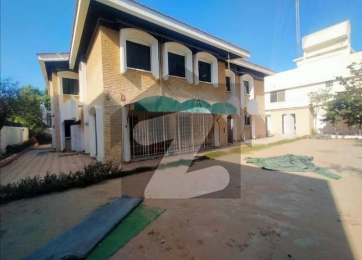 VIP location of Clifton 1000 yard Bungalow with 10Rooms+Big space for play Ground Rent for Guest House+School 1