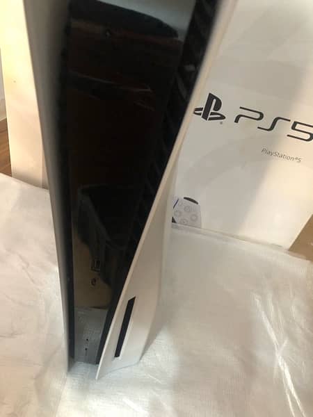 Playstation 5 (PS5) US disc edition. 1