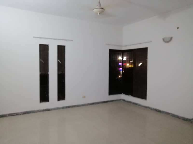 DHA 1 Kanal Excellent Upper Portion For Rent In Phase 4 0